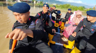 Polda Jambi Kembali Bantu Evakuasi dan Dirikan Dapur Umum untuk Korban Banjir Kerinci dan Sungaipenuh