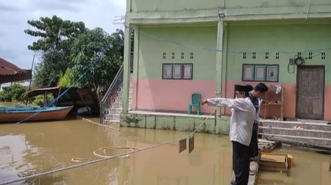 Banjir Makin Tinggi, Puluhan Santri Ponpes Nurul Iman Diliburkan
