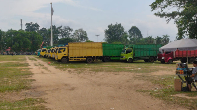 Ratusan Sopir Angkutan Batu Bara Masih Bertahan di Kantor Gubernur Jambi