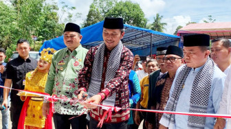 Ikut Resmikan Masjid Baiturrahim Rantau Keloyang, Edi Purwanto Potong Pita