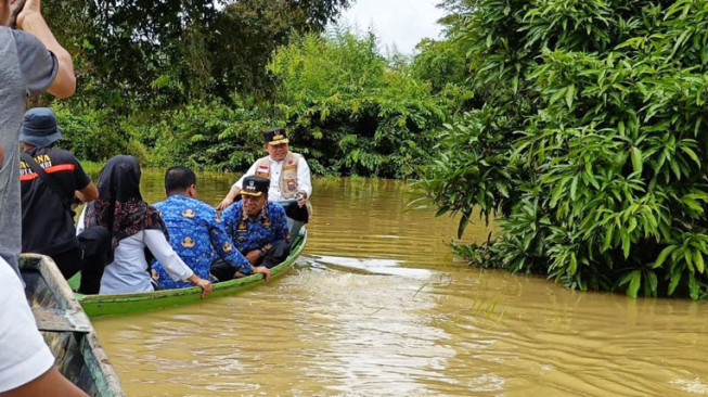 Tinjau Banjir di Kota Jambi, Al Haris Antar Bantuan Pakai Perahu