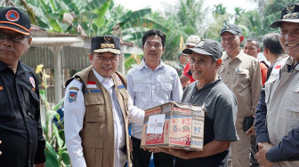 Al Haris Tinjau Banjir Mandiangin, Serahkan Bantuan dan Minta Warga Tetap Waspada