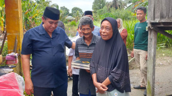 Salurkan Bantuan Kemensos untuk Nenek Salma, HBA Juga Tawarkan Solusi