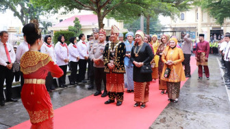 Terima Gelar Adat Dubalang Sakti Utomo, Irjen Pol Rusdi Hartono Disambut Tarian Persembahan