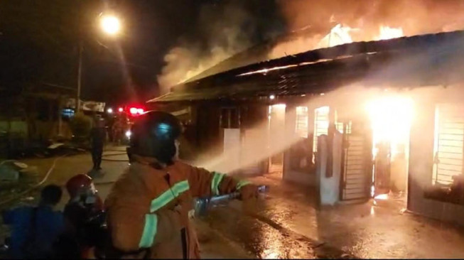 Rumah Bedeng 3 Pintu di Tambaksari Ludes Terbakar
