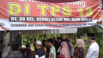 Edi Purwanto Nyoblos di TPS 13 Kenali Besar