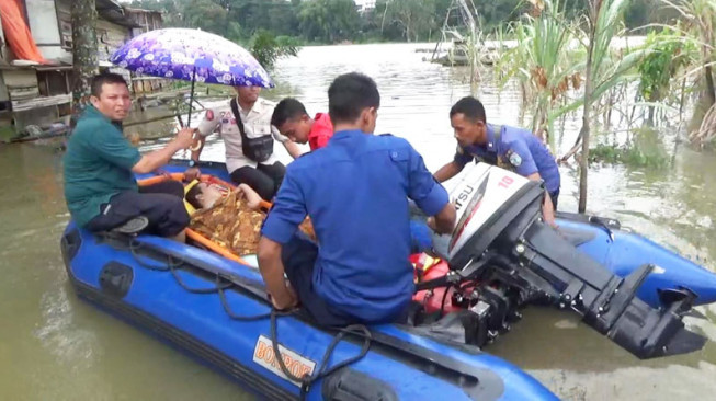 Penderita Kanker Dievakuasi Mengarungi Danau Saat Rumah Terendam Banjir