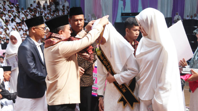 Gubernur Jambi Beri Hadiah Umroh kepada 2 Guru dan 3 Siswa SIT Nurul ‘Ilmi