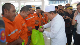 Gubernur Jambi Bagikan Sembako kepada Petugas Kebersihan Kota Jambi