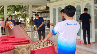 Sambut Ramadan, Pekerja Pelindo Jambi Bersihkan Masjid