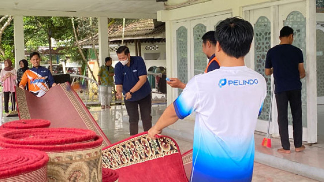 Sambut Ramadan, Pekerja Pelindo Jambi Bersihkan Masjid