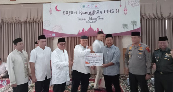 Pemkab Tanjabtim PetroChina International Jabung Ltd menyerahkan bantuan CSR kepada <a href=