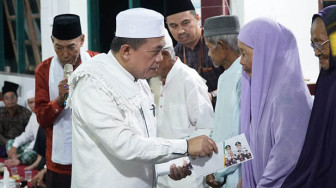 Tarawih di Desa Malapari, Al Haris Serahkan Bantuan Rp 350 Juta untuk Pembangunan Masjid