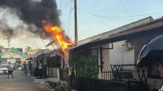 Jelang Buka Puasa Gardu Listrik Asrama Polda Jambi Terbakar