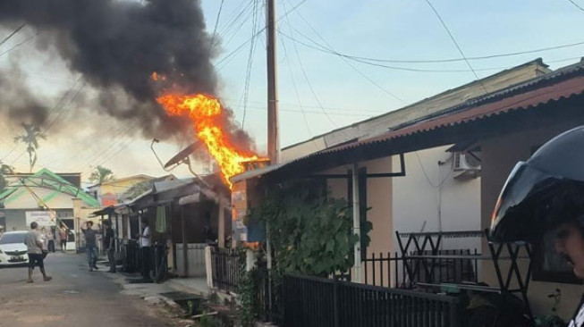 Jelang Buka Puasa Gardu Listrik Asrama Polda Jambi Terbakar