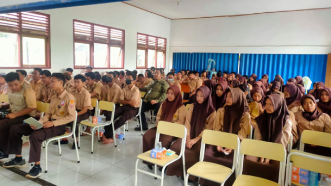 Sosialisasi Seismik dan Potensi Migas di SMPN 12, Dinas Pendidikan Tanjabtim Apresiasi SKK Migas - PetroChina