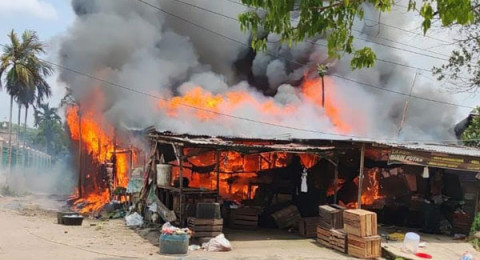 Kebakaran Dekat SLB Nyaris Ricuh, Pemilik Lapak Ribut dengan Petugas Damkar