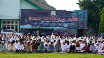 Danrem 042/Gapu Salat Ied Bersama Warga di Makorem