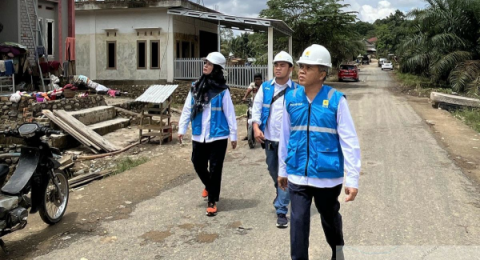 Srikandi PLN Kawal Pemulihan Pasca Banjir Bandang di Muratara, 90 % Sistem Kelistrikan Berhasil Pulih