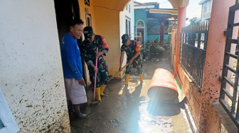 Kodim 0417/Kerinci Gotong Royong Bersihkan Lumpur Pasca Banjir