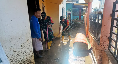 Kodim 0417/Kerinci Gotong Royong Bersihkan Lumpur Pasca Banjir