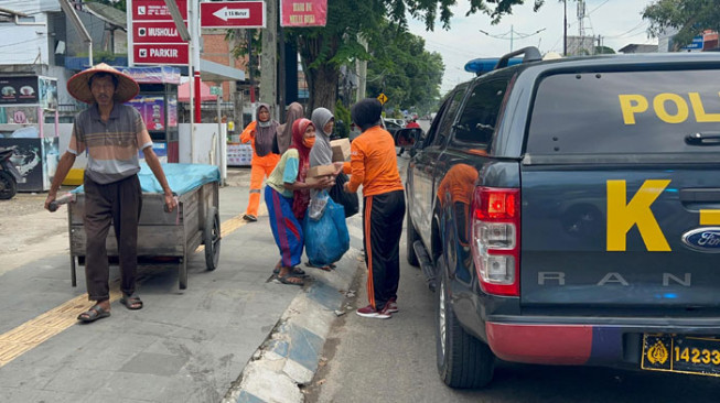 Polda Jambi Rutin Berbagi Nasi Bungkus Setiap Jumat