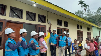 Tembus Akses Menantang, PLN Berhasil Listriki Lima Kampung di Keerom Papua