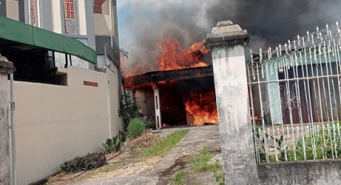 Diduga Korsleting Listrik Rumah Ludes Terbakar