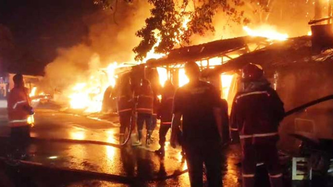 Gara-gara Bakar Sampah 7 Kios Pedagang dan 2 Sepeda Motor Ludes Terbakar