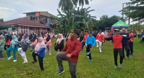 Senam Akbar, Bergoro, Cek Kesehatan Cara Warga RT 33 Simpang Tiga Sipin Membangun Kolaborasi dan Sinergi