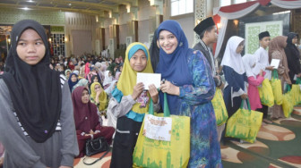 Peduli Sesama Baznas Kota Jambi dan TP PKK Salurkan Santunan Idul Fitri untuk Yatim dan Dhuafa