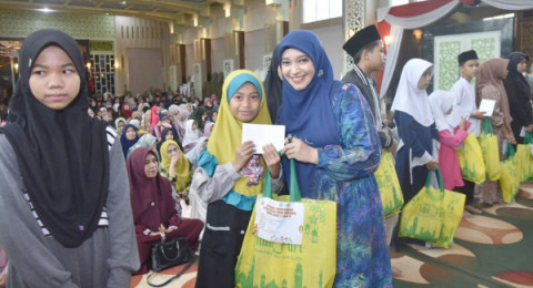 Peduli Sesama Baznas Kota Jambi dan TP PKK Salurkan Santunan Idul Fitri untuk Yatim dan Dhuafa
