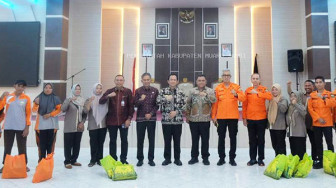 Bupati Muarojambi Serahkan Bingkisan kepada Petugas Kebersihan dan TRC BPBD