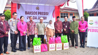Kapolda Jambi Serahkan Bantuan Kepada Korban Terdampak Banjir di Sebrang Kota Jambi