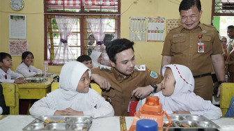 Diza Tinjau Pelaksanaan Makan Bergizi Gratis di SMP 17 dan SDN 66
