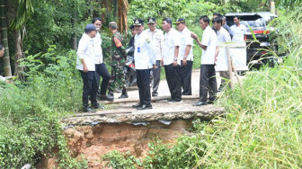 Penjabat Bupati Muarojambi Turun Tinjau Jalan Rusak di Mendalo Darat
