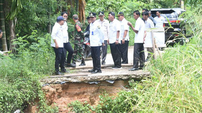 Penjabat Bupati Muarojambi Turun Tinjau Jalan Rusak di Mendalo Darat