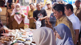 Hari Pertama Bertugas, Wabup Muarojambi Langsung Cek Harga Sembako