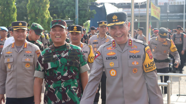 Kapolda Jambi Bersama Dandrem 042 Gapu Hadiri Apel Pergeseran Pasukan PSU di Kabupaten Bungo.