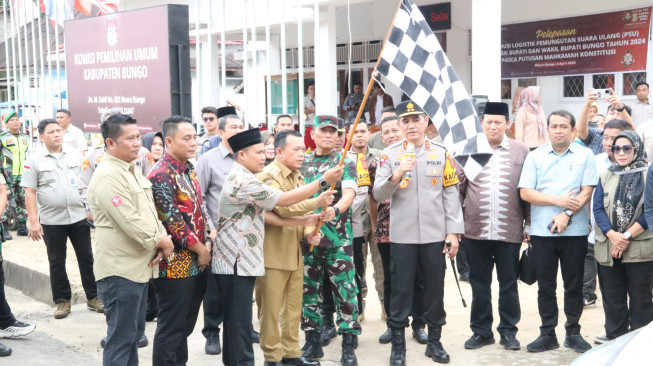 Kapolda Jambi Ikuti Pelaksanaan Pelepasan Distribusi Logistik Kotak Suara di Kantor KPU Kabupaten Bungo.