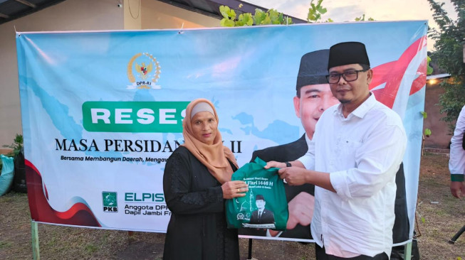 Reses Bersama Masyarakat Paal Merah, Anggota DPR RI Elpisina Ingatkan Warga Soal TPPO