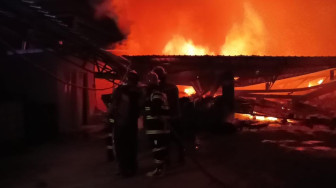 Korsleting Listrik Gudang Oli Dekat Permukiman Warga Terbakar Hebat.