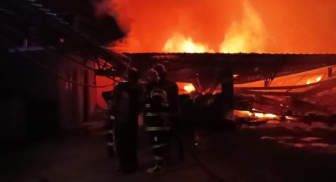 Korsleting Listrik Gudang Oli Dekat Permukiman Warga Terbakar Hebat.