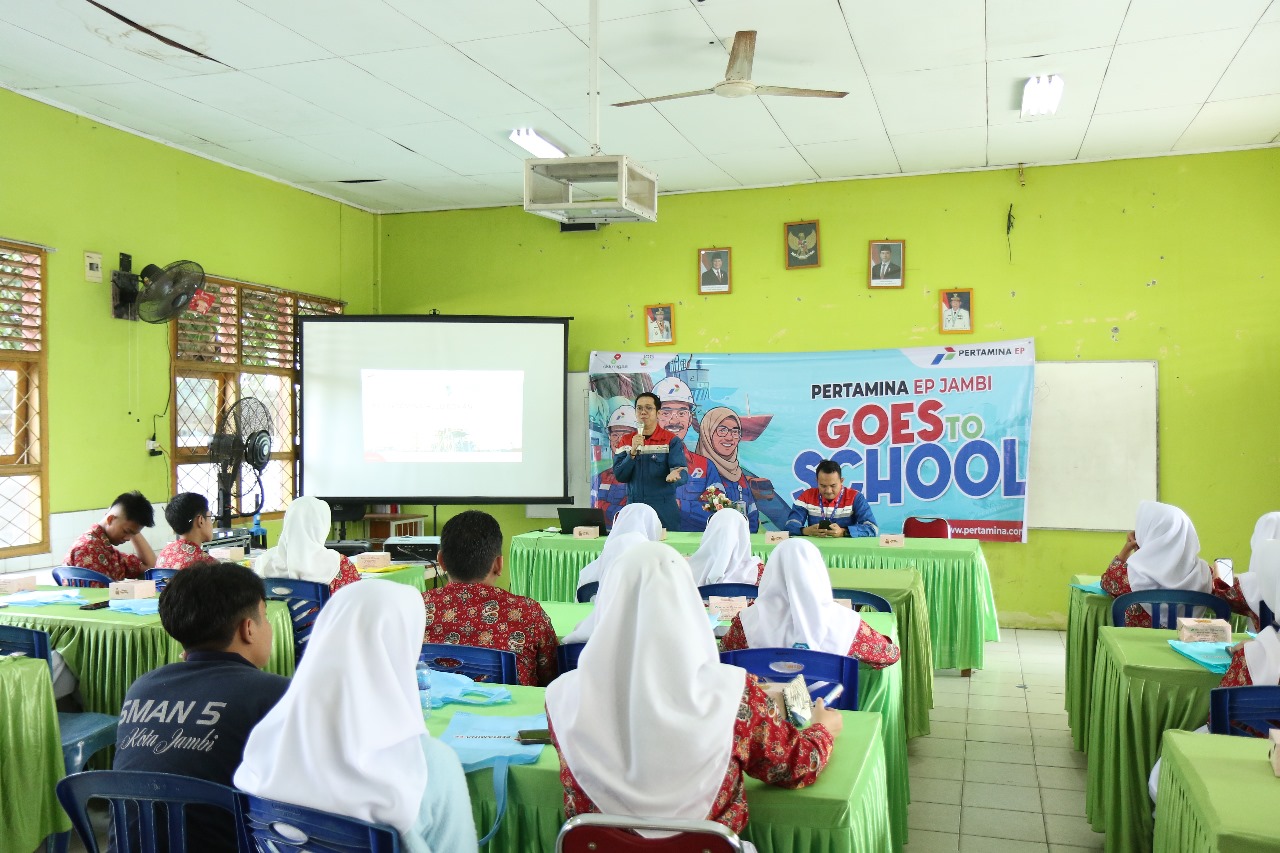 Officer operator Gathering Station Mesakh Fridolin membagikan pengetahuan tentang eksplorasi migas di lapangan