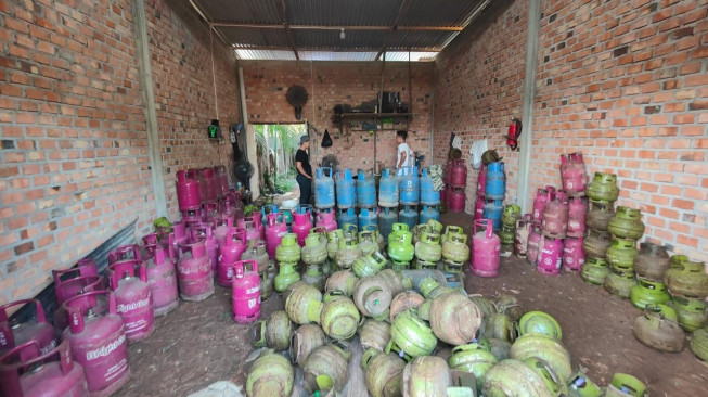 Polisi Ciduk Seorang  Pelaku Pengoplos Gas Subsidi 3 kg di Batanghari