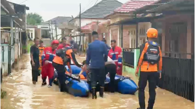 Tim SAR Gabungan Amankan Ibu Hamil di Tengah Banjir