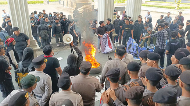 Unjuk Rasa Mahasiswa di DPRD Provinsi Jambi Sempat Ricuh, Diduga Ada Penyusup