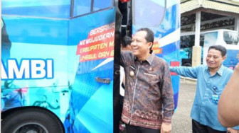 Bupati Muarojambi Serahkan Bantuan Bus Operasional KONI