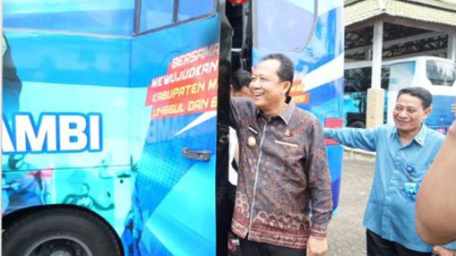 Bupati Muarojambi Serahkan Bantuan Bus Operasional KONI