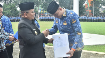Di Bawah Guyuran Hujan Wali Kota Maulana Serahkan SK PPPK dan CPNS